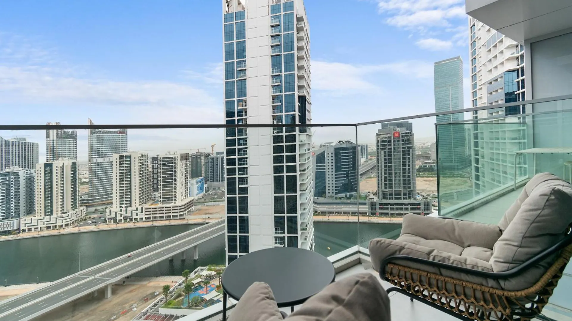 Waves - Chic High-Floor Studio Retreat With Canal Views Dubai