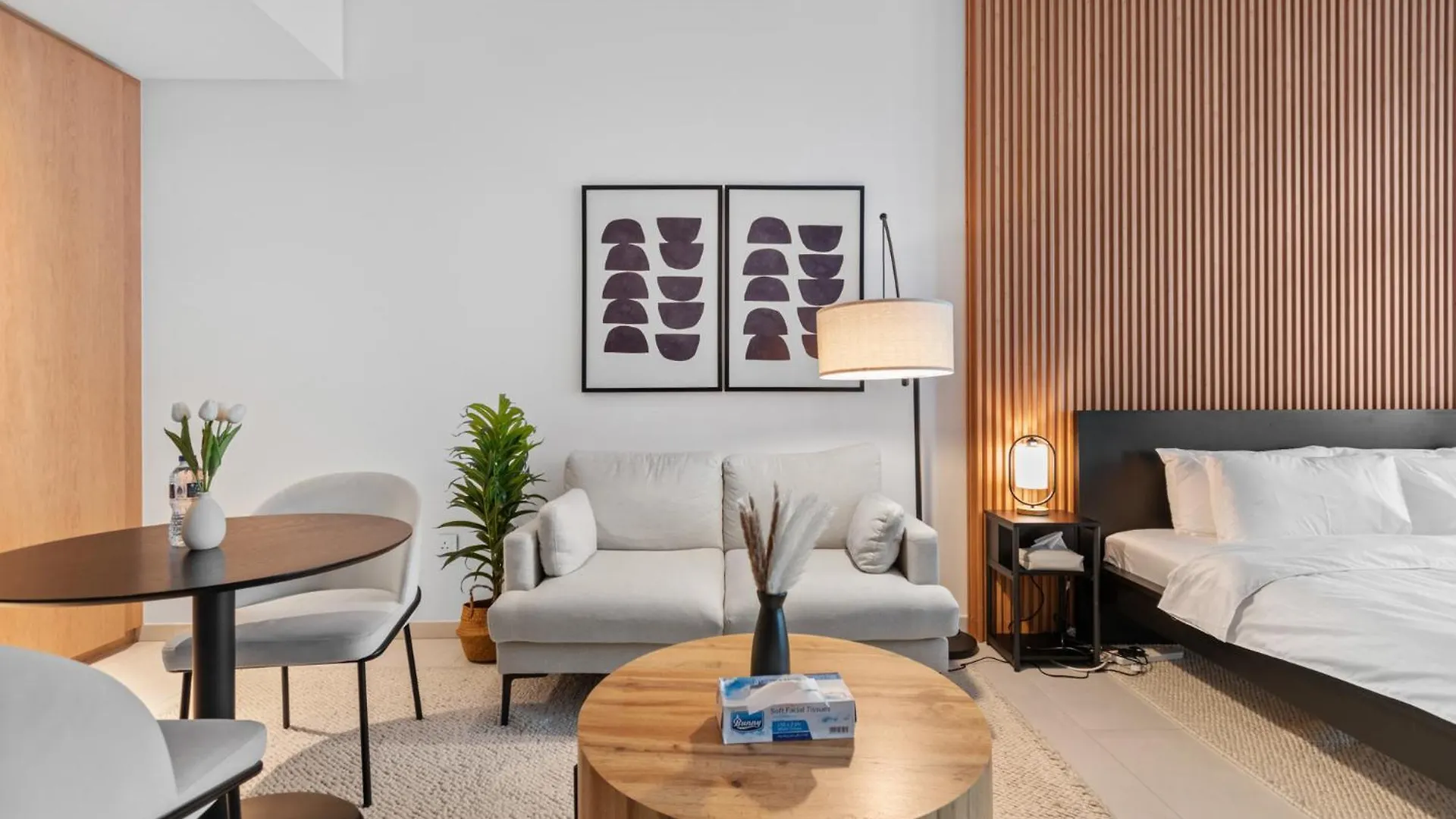 Waves - Chic High-Floor Studio Retreat With Canal Views Dubai Apartment