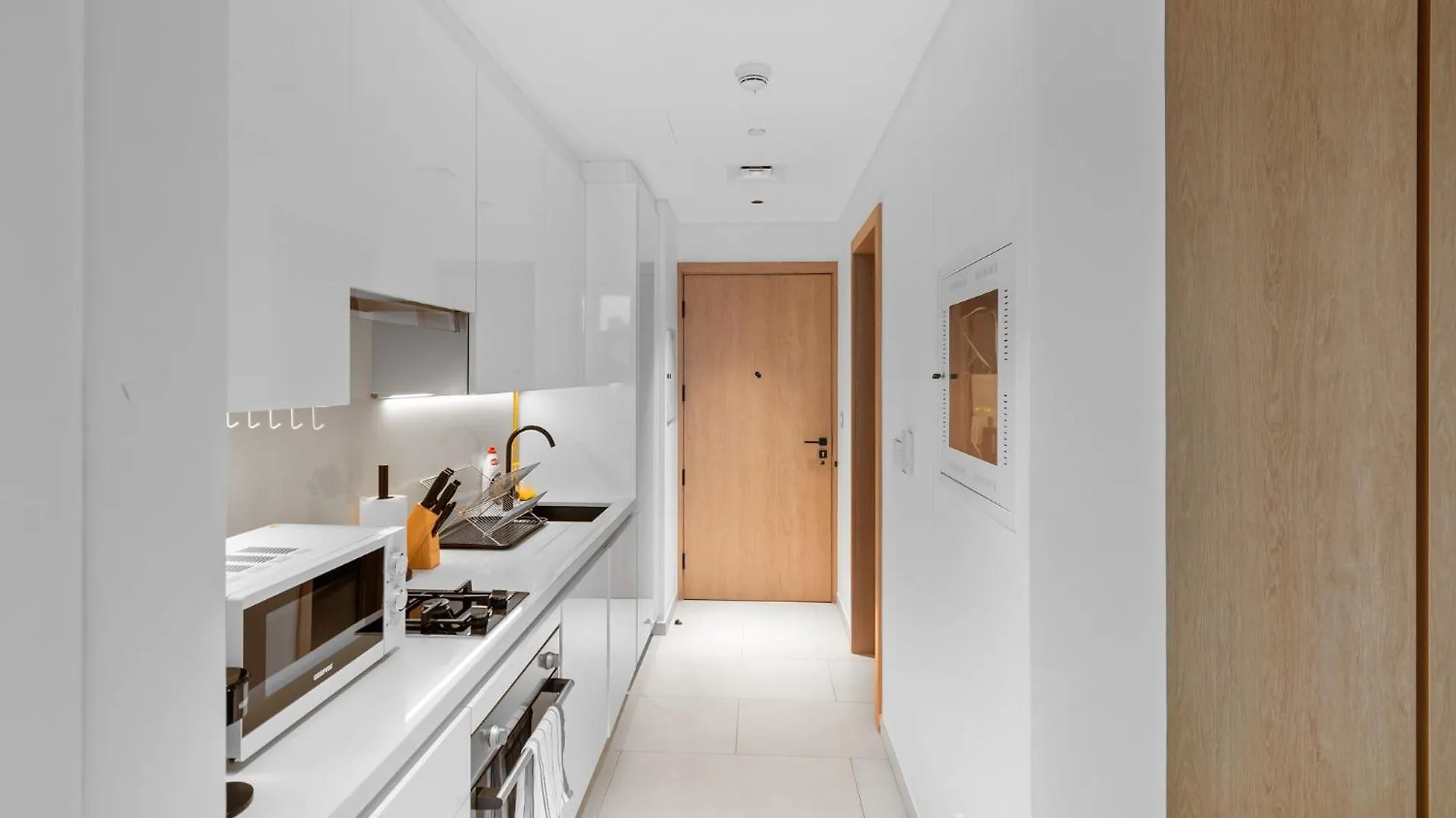 Apartment Waves - Chic High-Floor Studio Retreat With Canal Views Dubai
