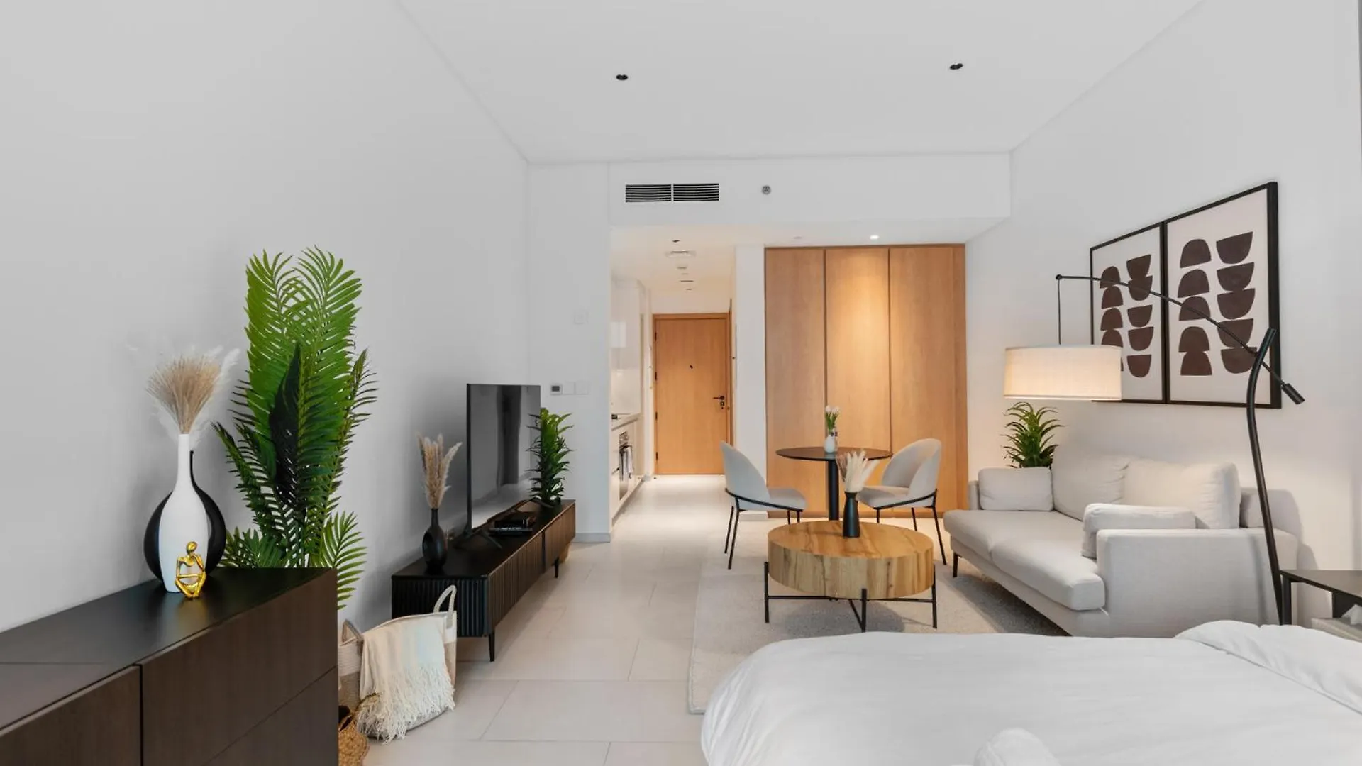 Waves - Chic High-Floor Studio Retreat With Canal Views Dubai Apartment