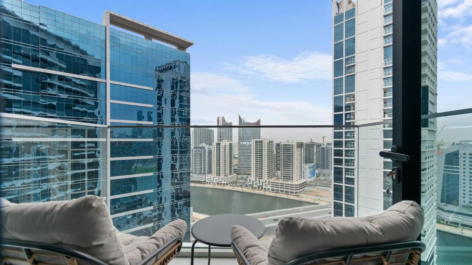 Apartment Waves - Chic High-Floor Studio Retreat With Canal Views Dubai