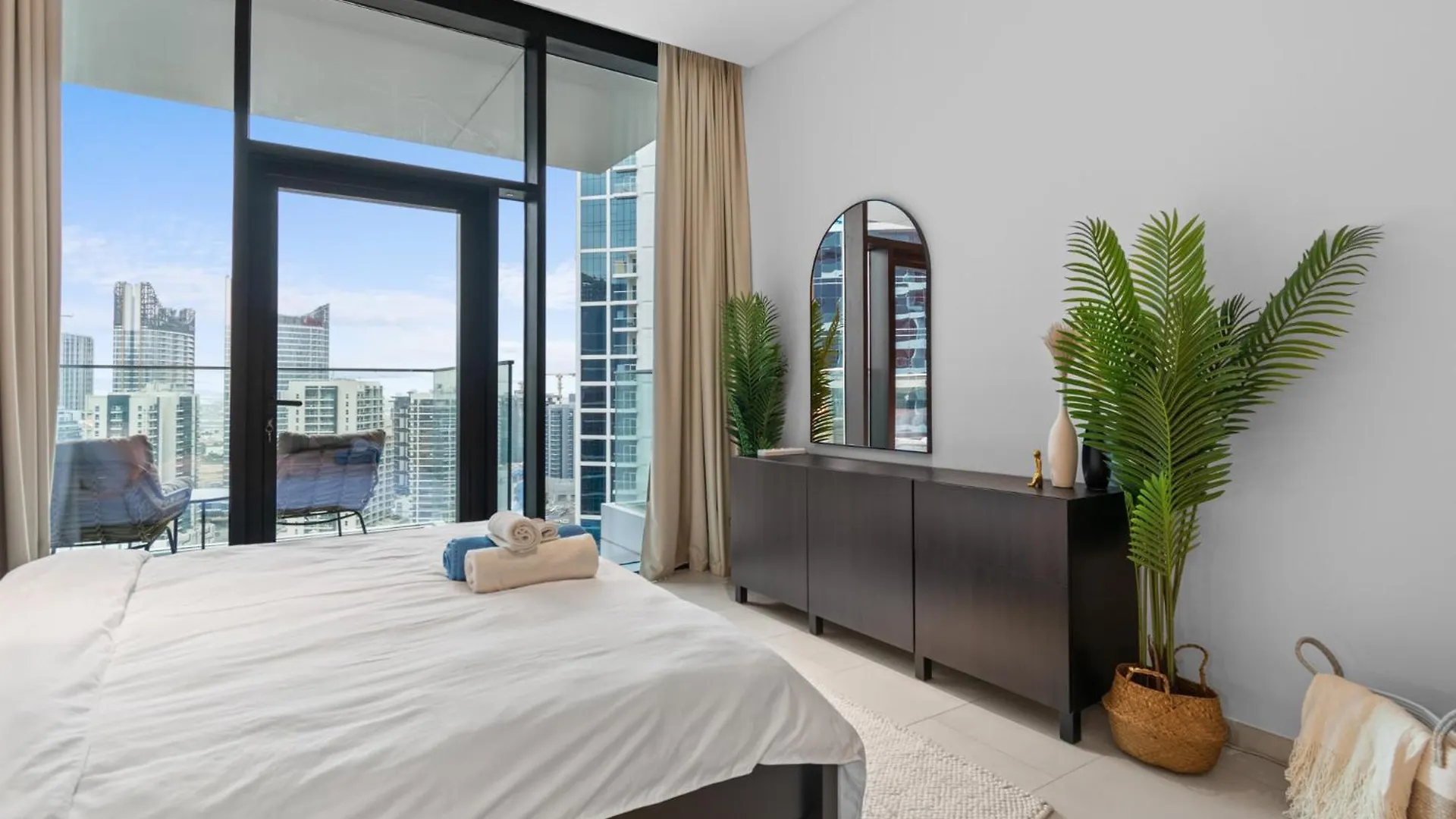 Waves - Chic High-Floor Studio Retreat With Canal Views Dubai 0*,  United Arab Emirates