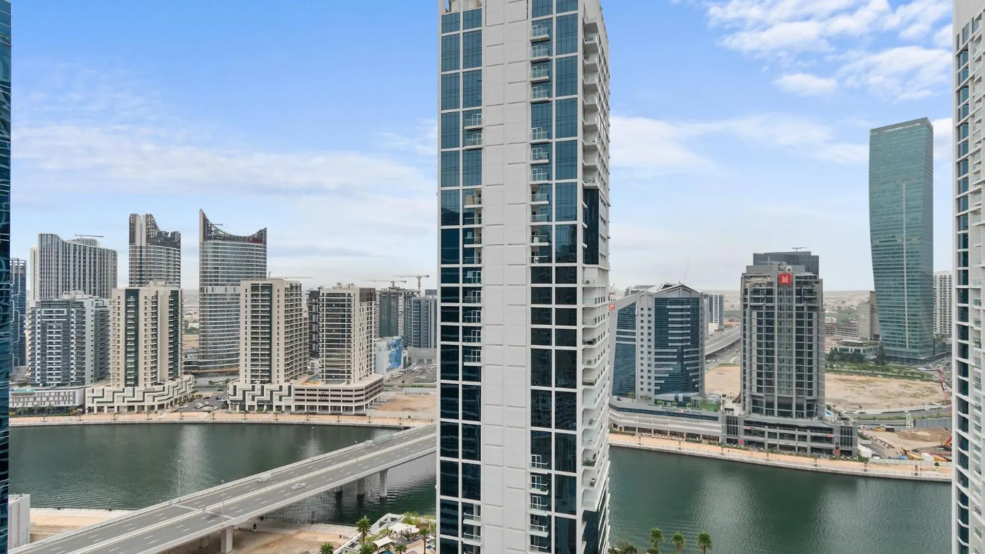 Waves - Chic High-Floor Studio Retreat With Canal Views Dubai United Arab Emirates