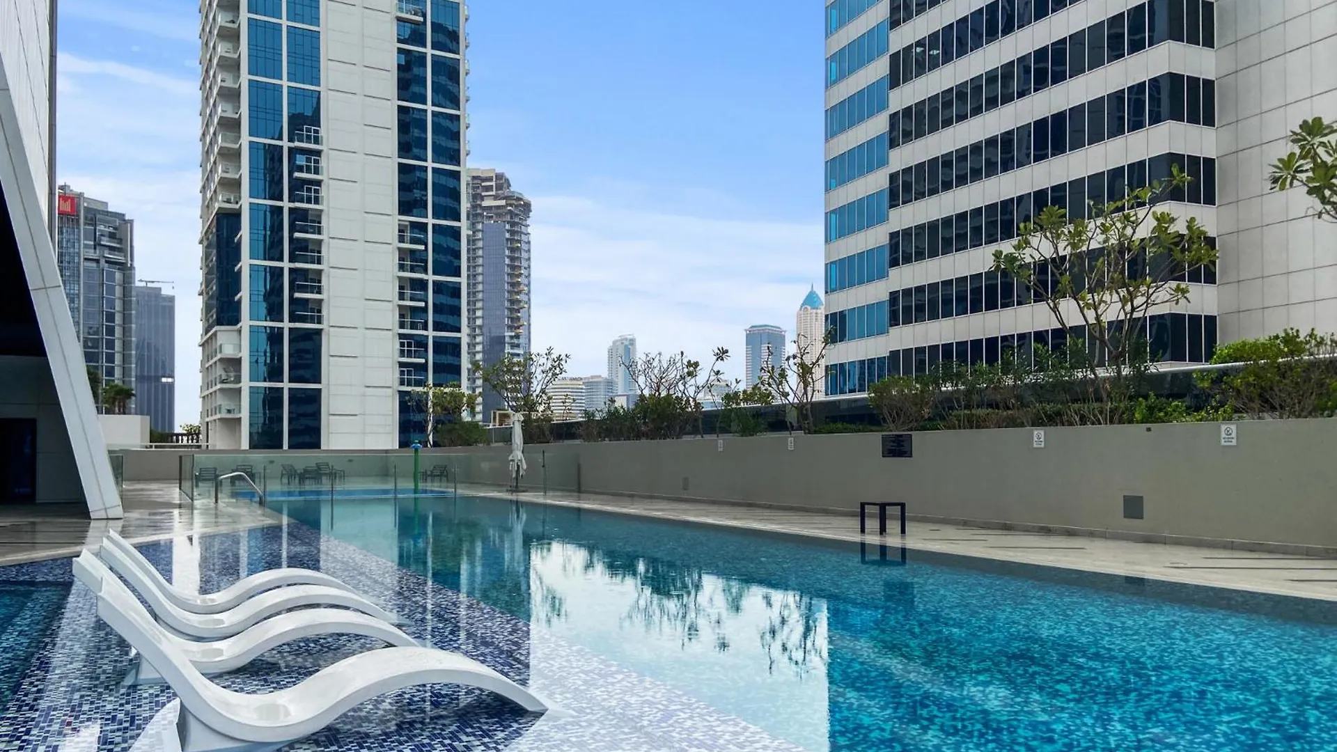 Waves - Chic High-Floor Studio Retreat With Canal Views Dubai Apartment